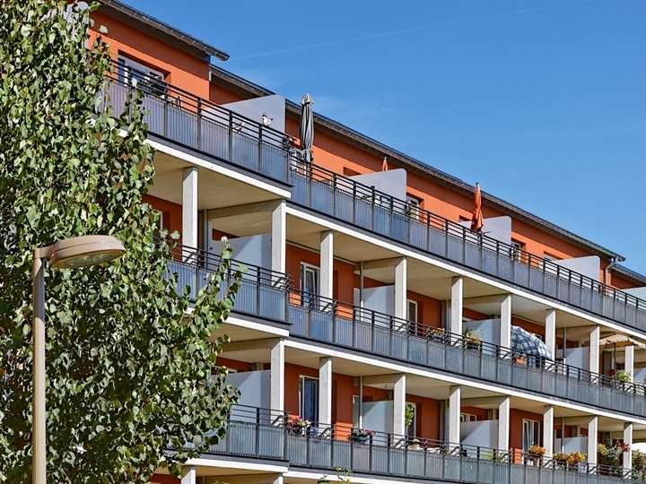 Die neue orange Fassade mit neuen Balkonen Die neue orange Fassade mit neuen Balkonen